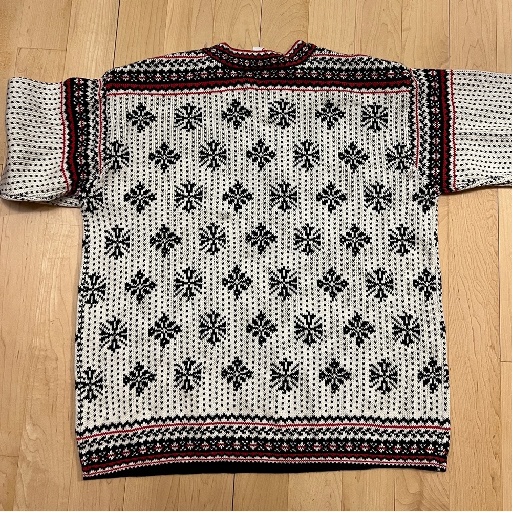 Hanna Andersson Black /White / Red Snowflake Patterned Sweater - Picture 5 of 5